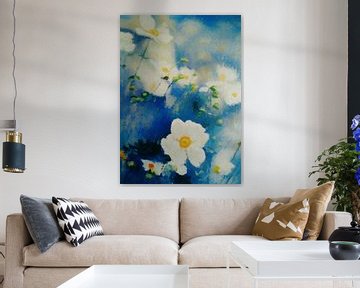 Witte bloemen op blauwe achtergrond van Angel Estevez