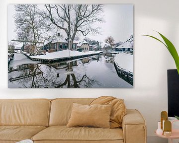 Winter in der Dwarsgracht in der Nähe des Dorfes Giethoorn mit den berühmten Kanälen von Sjoerd van der Wal Fotografie