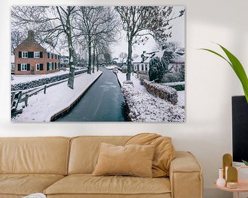 Winter im Dorf Giethoorn mit den berühmten Kanälen von Sjoerd van der Wal