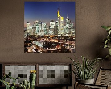 Skyline van Frankfurt op het blauwe uur van Markus Lange