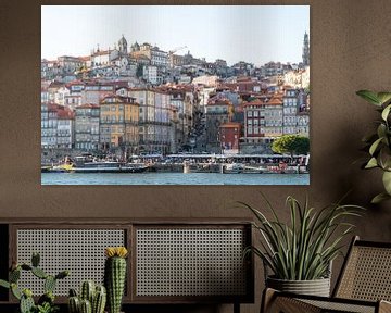 L'horizon de Porto au bord du fleuve dans la douce lumière du soir