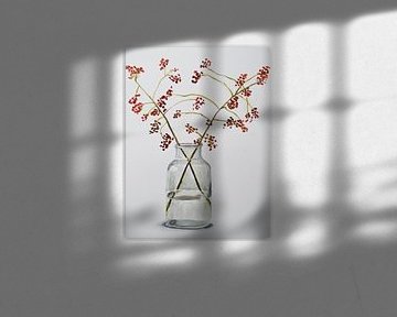 Aquarell einer Glasvase mit roten Orangenbeeren am Zweig von Bianca ter Riet