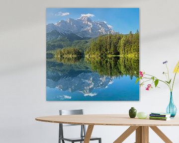 Wettersteingebirge und Zugspitze spiegeln sich im Eibsee, Bayern, Deutschland