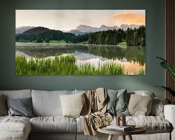 Karwendelgebirge spiegelt sich im Geroldsee bei Sonnenaufgang, Bayern, Deutschland von Markus Lange