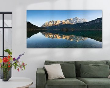 Wettersteingebirge und Zugspitze spiegeln sich im Eibsee, Bayern, Deutschland von Markus Lange