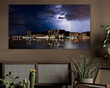 Skyline von Almere mit Blitzeinschlag in die Stadt. von Brian Morgan