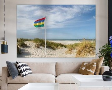 Strand en duinen van Terschelling met vlag  #1 van Marianne Jonkman