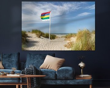 Strand en duinen van Terschelling met vlag #2 van Marianne Jonkman