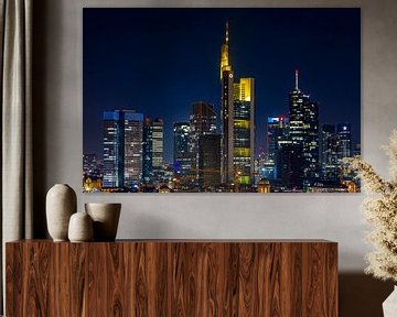 Op het blauwe uur in Frankfurt het uitzicht op de skyline van Fotos by Jan Wehnert