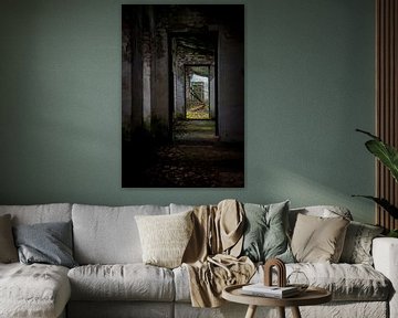 Blick durch Türöffnungen in einem verlassenen Gebäude von Suzanne Schoepe