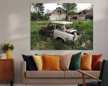 Alter Trabbi vor Ruine von Frank Herrmann