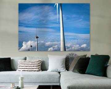 Windturbine zur Stromerzeugung in einem Windpark mit Wolken im Hintergrund von Sjoerd van der Wal