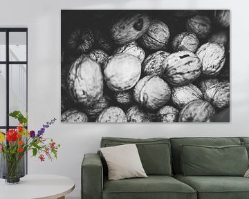 Oogst tijdens een herfstwandeling: zelfgeraapte walnoten (in zwart/wit) Kotterbos, Almere, Flevoland van Evelien Lodewijks