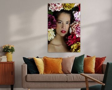 Portret van een vrouw met bloemen