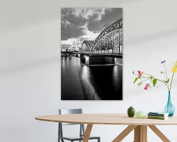 Keulse Dom en Hohenzollern-brug in Keulen / zwart/wit