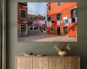 Historische gebouwen en waslijnen in de oude stadskern van Venetië