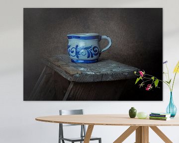 Delfts blauw kannetje op houten schildersladder. van Manon Moller Fotografie
