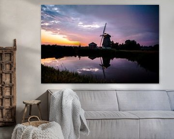 Sonnenuntergang auf einem Deich in Westfriesland mit einer Windmühle im Hintergrund von Lindy Schenk-Smit