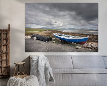 Boten op het droge aan de kust van Ierland van Bo Scheeringa Photography