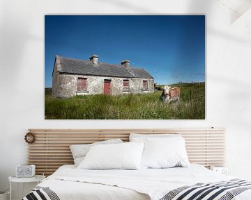 Huis is koeienstal op platteland van Ierland van Bo Scheeringa Photography