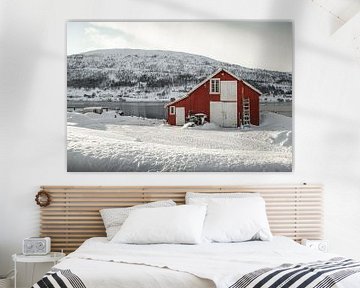 Rood Huis In De Sneeuw In Noorwegen van Henrike Schenk