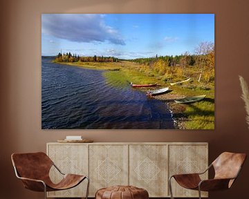 Boote an einem See in Schwedisch Lappland von Thomas Zacharias