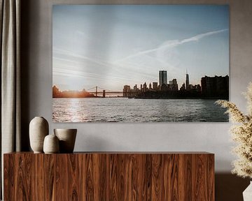 Skyline New York vue de l'eau au coucher du soleil | Photographie de voyage colorée sur Trix Leeflang