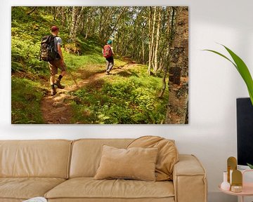 Man en vrouw zwervend door het bos van Christian Buhtz