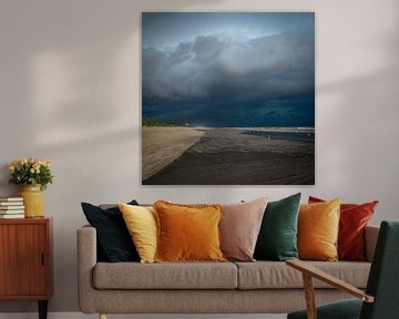 Donkerblauwe regenwolken aan het strand van Remco-Daniël Gielen Photography