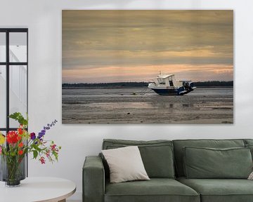 Bateau sur la plage à marée basse en Normandie