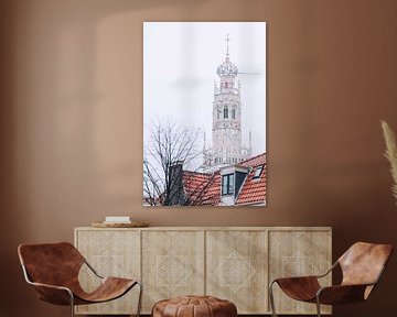 Winterse Bakenesserkerk achter grachtenpand in Haarlem van Simone Neeling
