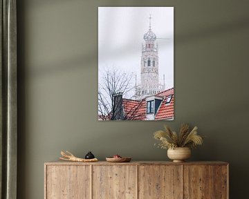 Winterse Bakenesserkerk achter grachtenpand in Haarlem van Simone Neeling