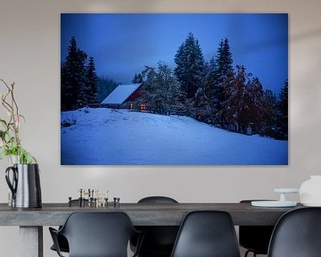 Gemütliches Dorfhaus auf einem Hügel in der Winternacht, Slowenien von Olha Rohulya