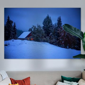Une confortable maison de village sur une colline dans la nuit d'hiver, Slovénie