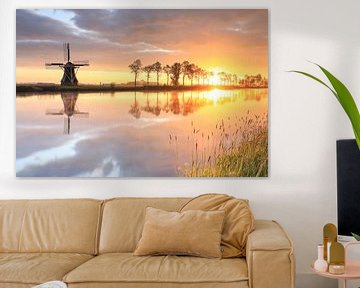 Niederländische Windmühle bei wunderschönem Sonnenaufgang, die Niederlande von Olha Rohulya