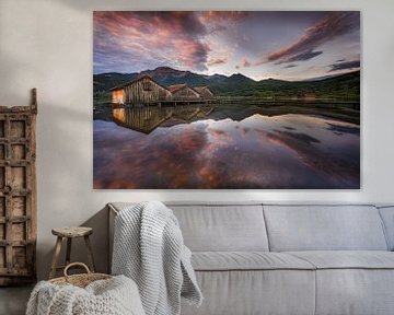 Drie boothuizen met aanlegsteiger aan de Kochelsee in de Beierse uitlopers van de Alpen van Voss Fine Art Fotografie