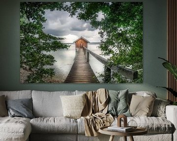 Romantische aanlegsteiger met boothuis aan een meer in Beieren van Voss Fine Art Fotografie