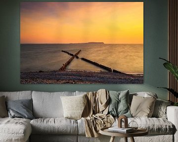 Buhnen bij zonsondergang op het strand van Rügen van Frank Herrmann