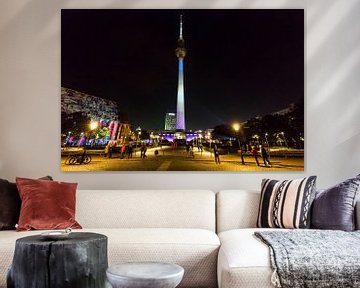 La tour de télévision sur l'Alexanderplatz sous un éclairage particulier