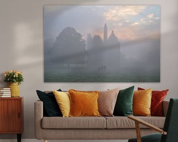 Schloss Doornenburg und Lakenvelder Rinder im Nebel von Joyce Derksen