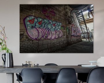 Graffiti in einer verlassenen Fabrikhalle von Mark Bolijn