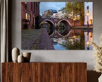 Avond bij de Vollersbrug over de Oudegracht in Utrecht van Russcher Tekst & Beeld