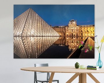 Glazen piramide op de binnenplaats van het Musée du Louvre, Parijs van Christian Müringer