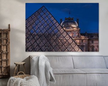 Glazen piramide op de binnenplaats van het Musée du Louvre, Parijs van Christian Müringer