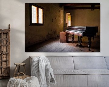 Dunkles und verlassenes Klavier. von Roman Robroek