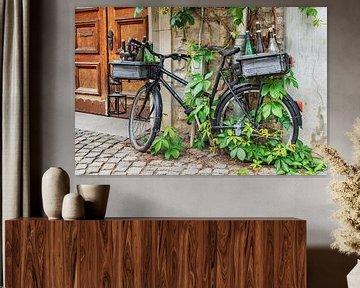 Ein schwarzes Fahrrad lehnt gegen eine Hauswand.