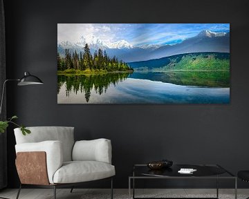 Panoramalandschaft mit See, Bäumen und Bergen, Kanada