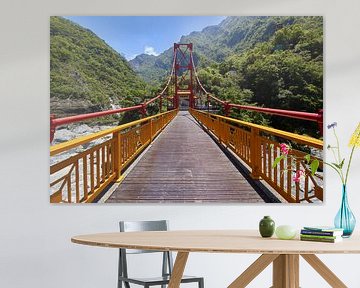 Brug over de Taroko Gorge in Taiwan van Jolene van den Berg