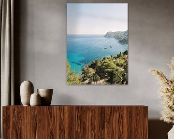 Entspannter Ibiza-Blick über das blaue Meer von Youri Claessens