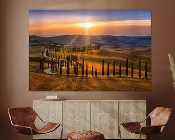 Atmosferisch landschap van Toscane in Italië met een gebogen cipressenpad van Voss Fine Art Fotografie